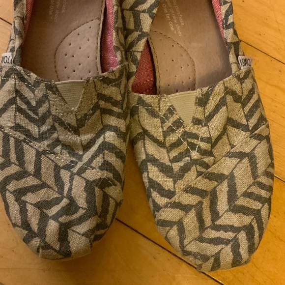 TOMS Women's Chevron Patterned Flats - Picture 4 of 6